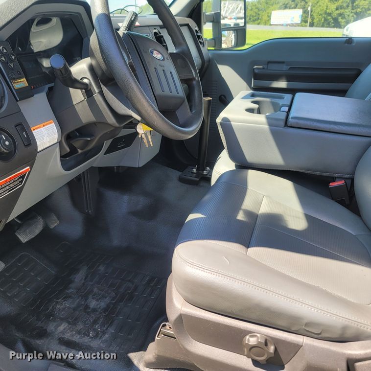 image for item LM9732 2011 Ford F550 Super Duty XL  bucket truck