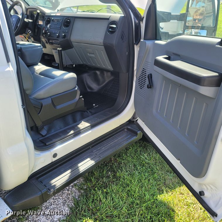 image for item LM9732 2011 Ford F550 Super Duty XL  bucket truck