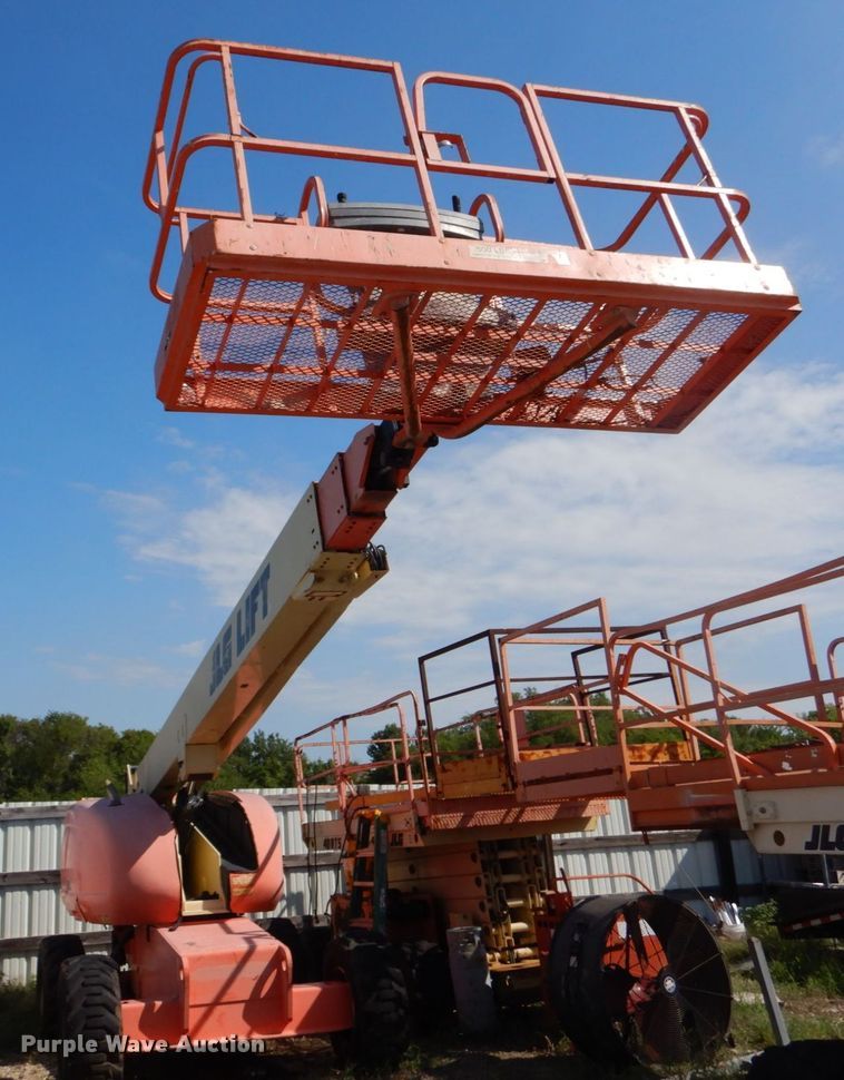 image for item LS9883 2002 JLG 600S  boom lift