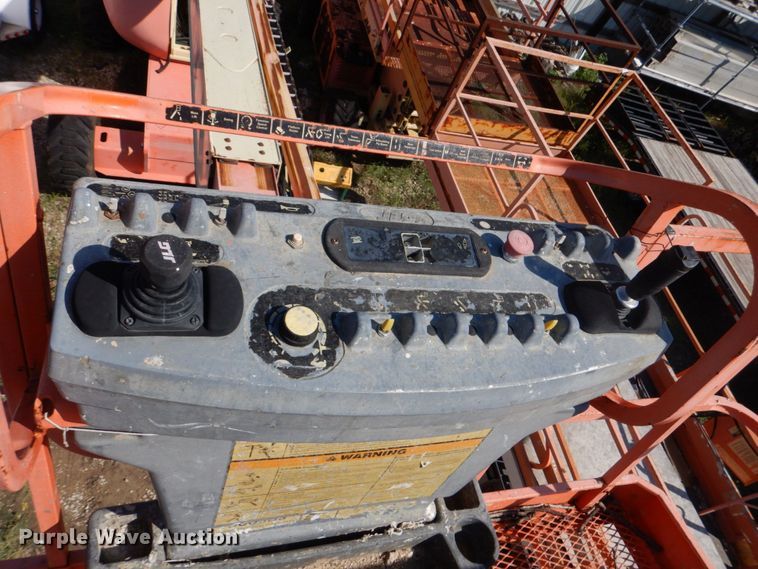 image for item LS9883 2002 JLG 600S  boom lift