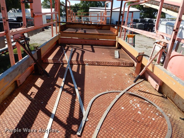 image for item LS9884 2001 JLG 40RTS  scissor lift