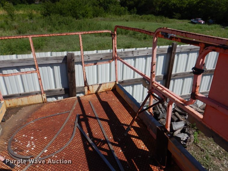 image for item LS9884 2001 JLG 40RTS  scissor lift