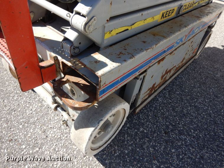 image for item MH9130 2004 Skyjack SJIII 3219  scissor lift
