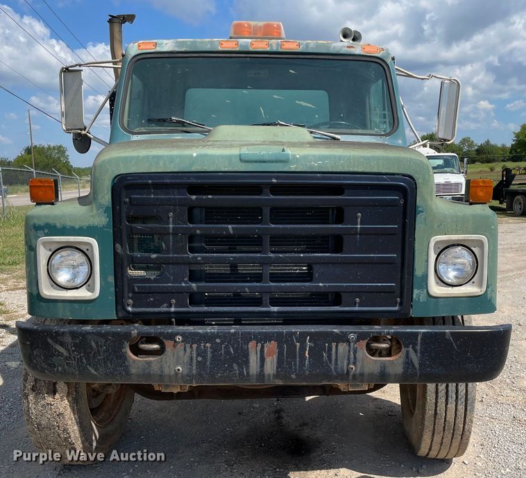 image for item MJ9156 1988 International F1954  water truck