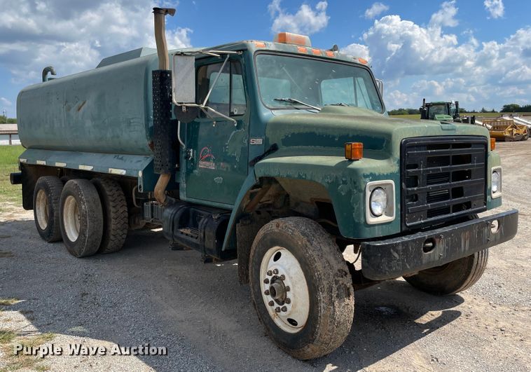 image for item MJ9156 1988 International F1954  water truck