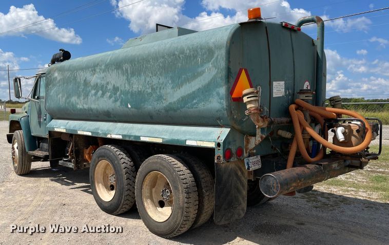 image for item MJ9156 1988 International F1954  water truck