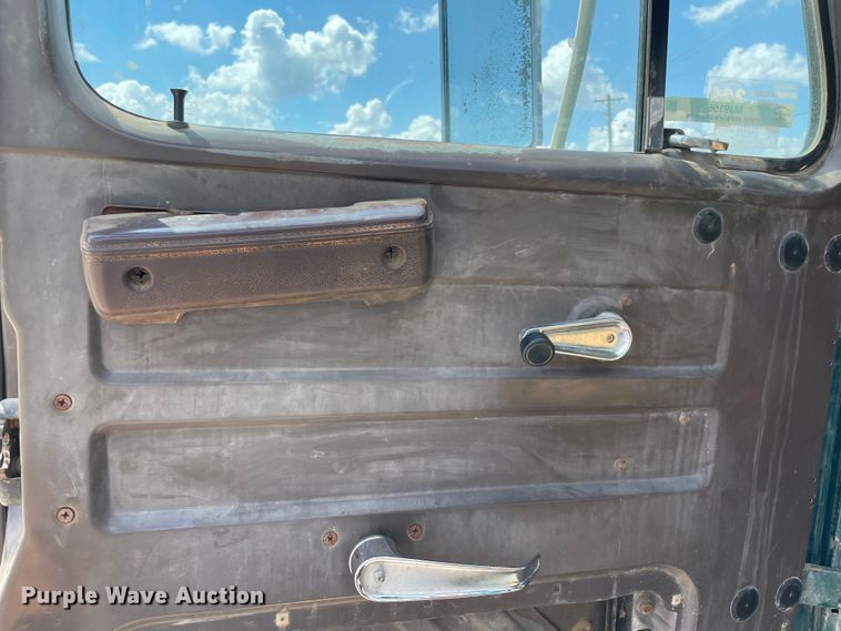 image for item MJ9156 1988 International F1954  water truck