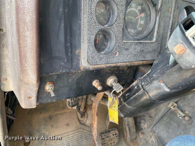 image for item MJ9156 1988 International F1954  water truck