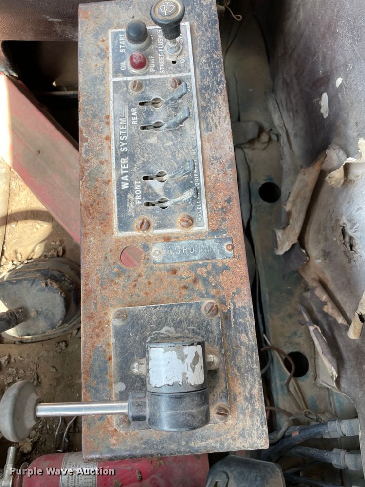 image for item MJ9156 1988 International F1954  water truck