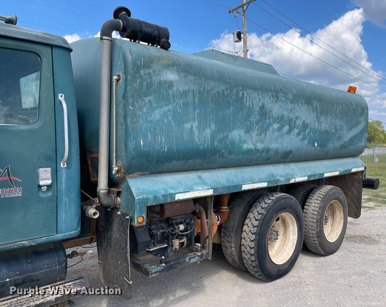 image for item MJ9156 1988 International F1954  water truck