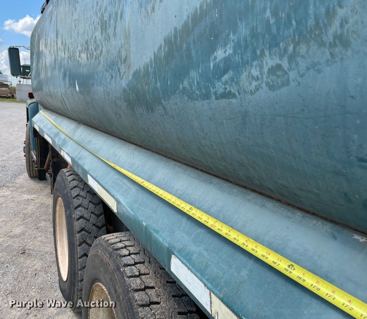 image for item MJ9156 1988 International F1954  water truck