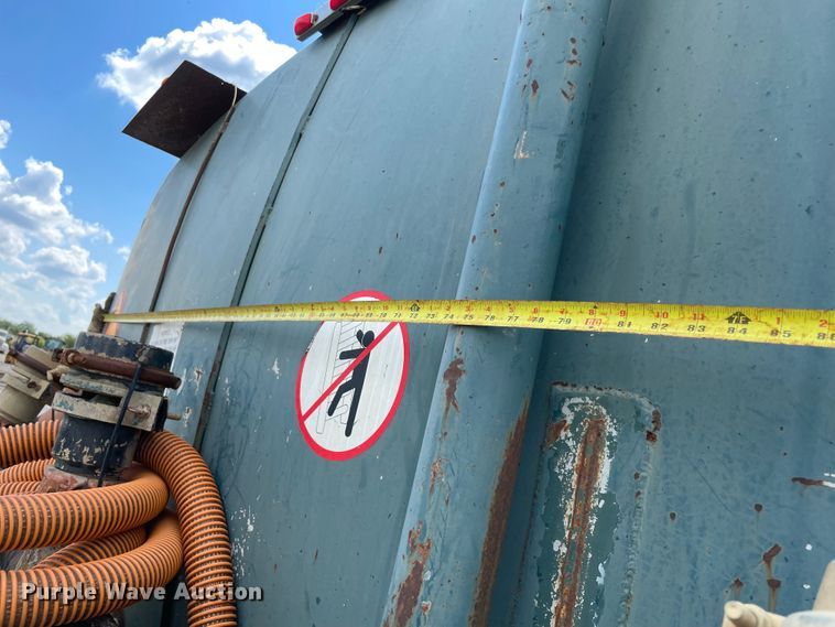 image for item MJ9156 1988 International F1954  water truck