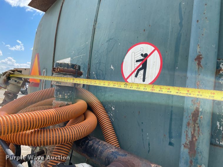 image for item MJ9156 1988 International F1954  water truck