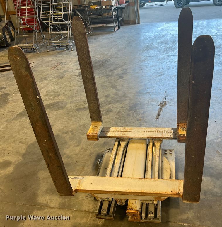 image for item MR9816 Cascade Turn-A-Load  clamp pallet handler