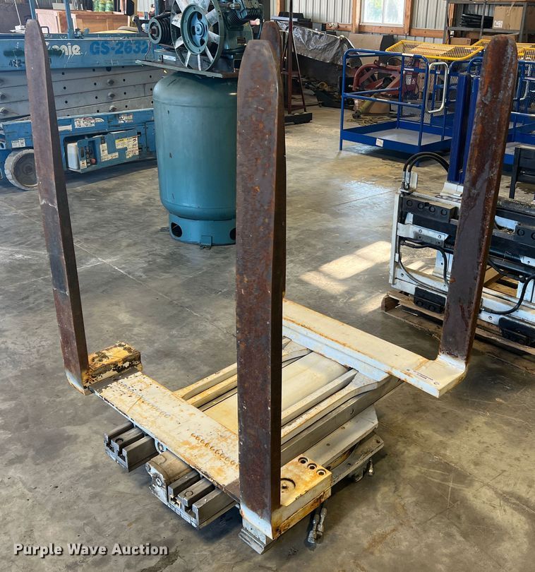image for item MR9816 Cascade Turn-A-Load  clamp pallet handler