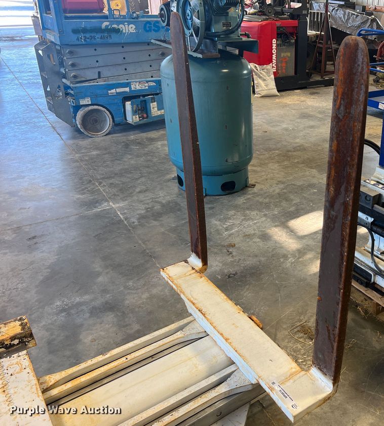 image for item MR9816 Cascade Turn-A-Load  clamp pallet handler