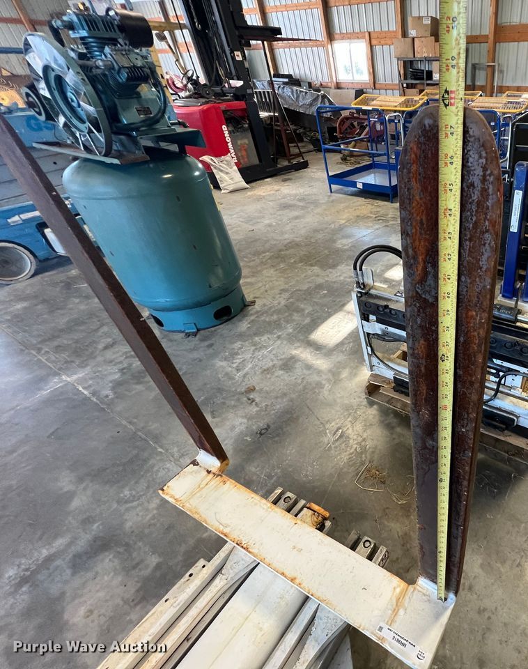 image for item MR9816 Cascade Turn-A-Load  clamp pallet handler