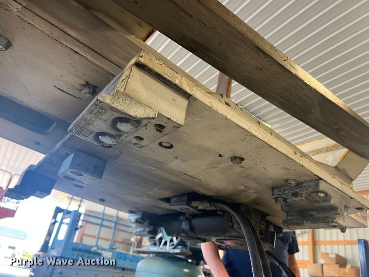 image for item MR9816 Cascade Turn-A-Load  clamp pallet handler