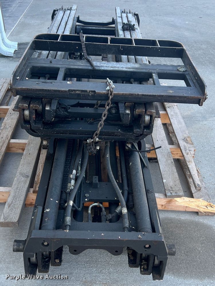 image for item MR9825 (2) Raymond forklift masts