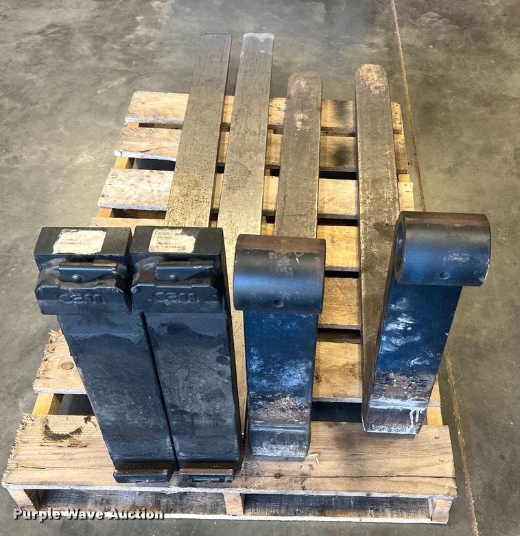 image for item MR9868 (2) sets of forks