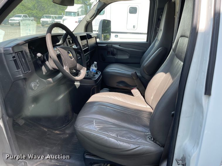 image for item MU9207 2011 Chevrolet Express G3500  box truck