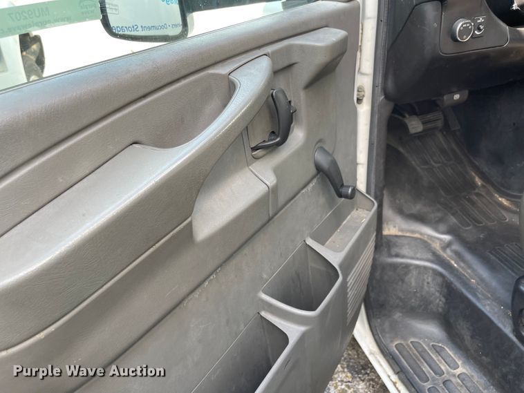 image for item MU9207 2011 Chevrolet Express G3500  box truck