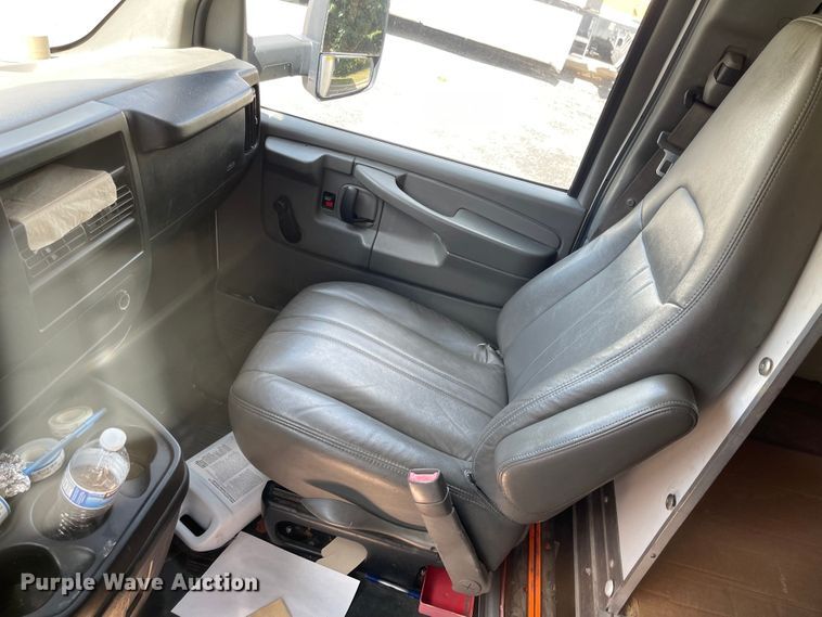 image for item MU9207 2011 Chevrolet Express G3500  box truck