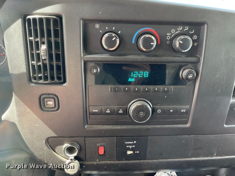 image for item MU9207 2011 Chevrolet Express G3500  box truck