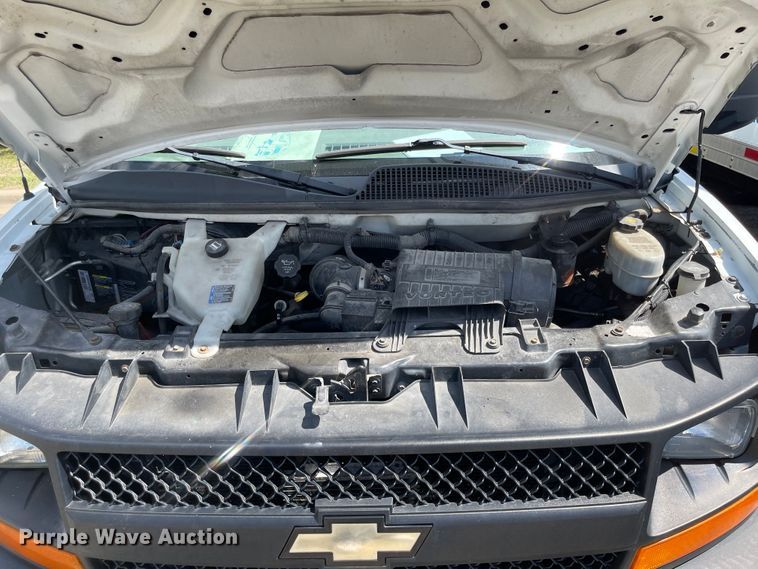 image for item MU9207 2011 Chevrolet Express G3500  box truck