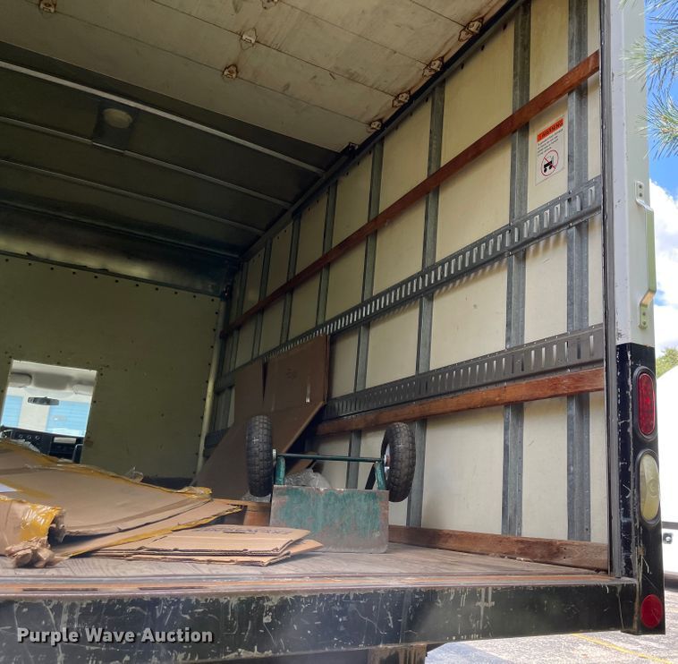 image for item MU9207 2011 Chevrolet Express G3500  box truck