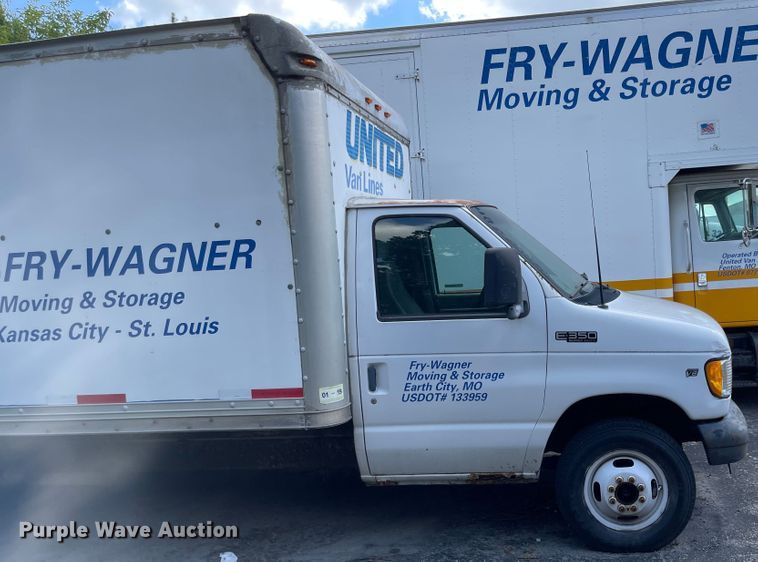 image for item MU9208 2002 Ford E350 Super Duty  box truck