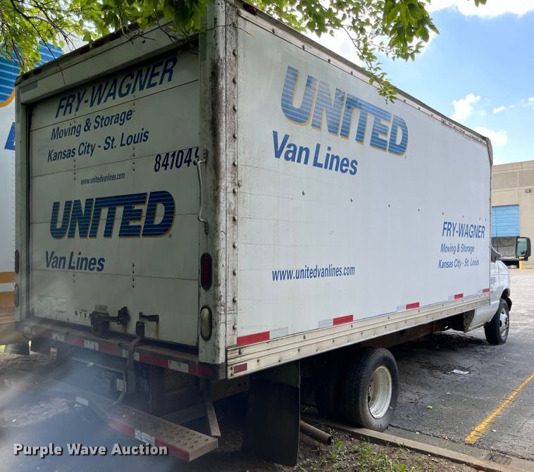 image for item MU9208 2002 Ford E350 Super Duty  box truck