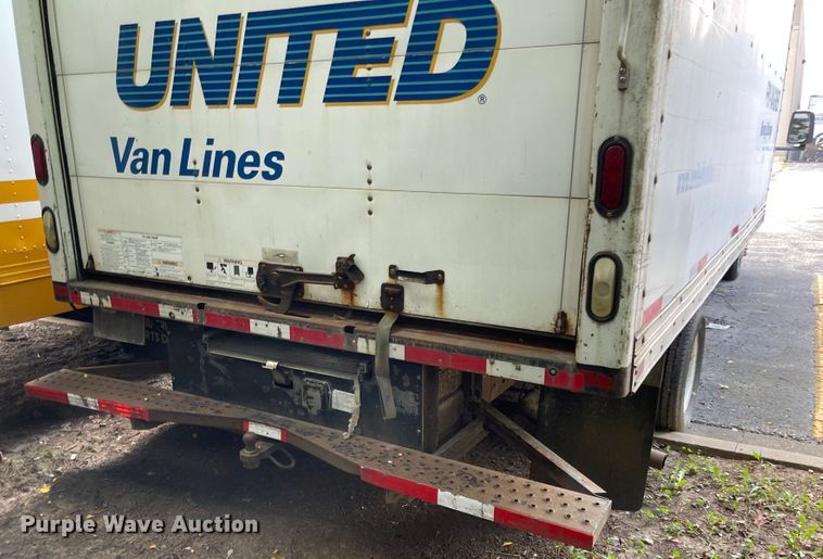 image for item MU9208 2002 Ford E350 Super Duty  box truck