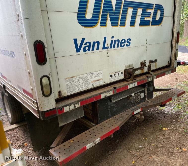 image for item MU9208 2002 Ford E350 Super Duty  box truck