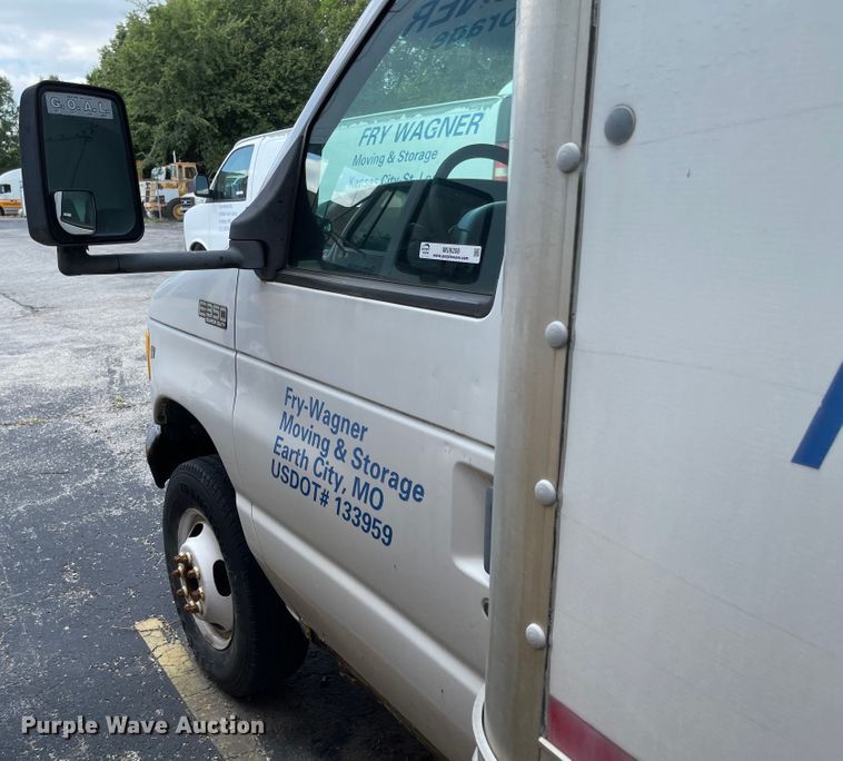 image for item MU9208 2002 Ford E350 Super Duty  box truck