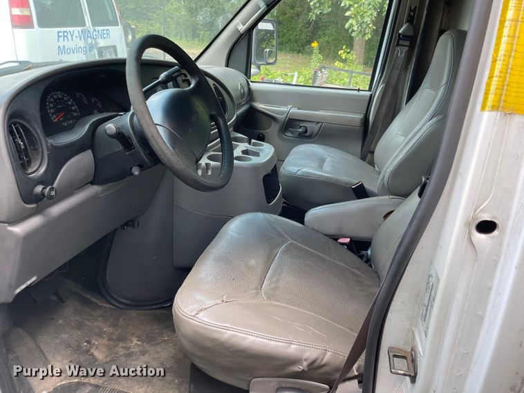 image for item MU9208 2002 Ford E350 Super Duty  box truck