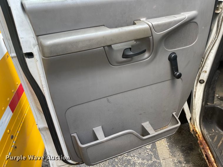 image for item MU9208 2002 Ford E350 Super Duty  box truck