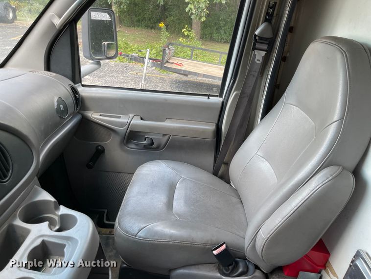 image for item MU9208 2002 Ford E350 Super Duty  box truck