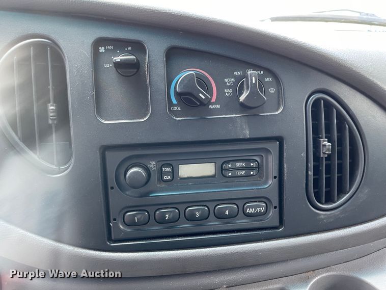 image for item MU9208 2002 Ford E350 Super Duty  box truck