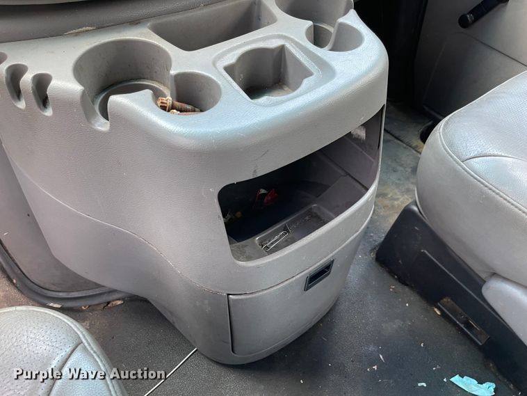 image for item MU9208 2002 Ford E350 Super Duty  box truck