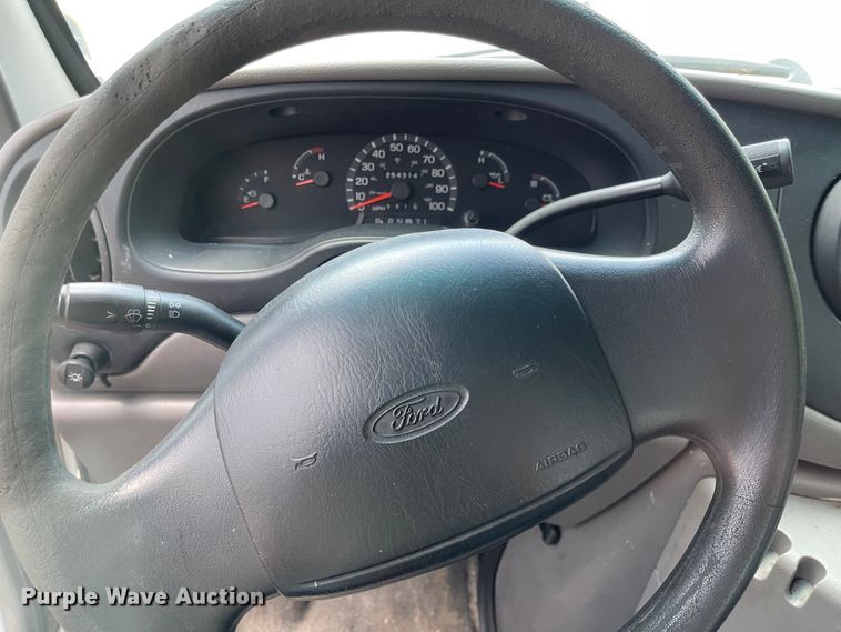 image for item MU9208 2002 Ford E350 Super Duty  box truck