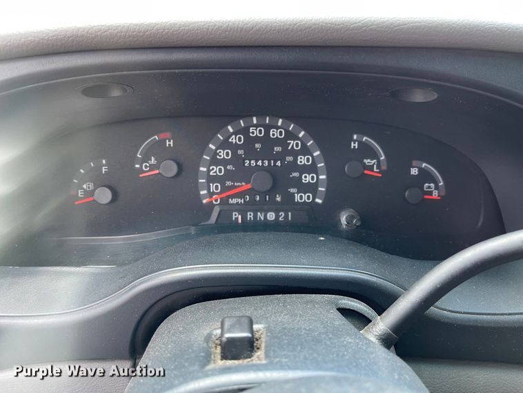 image for item MU9208 2002 Ford E350 Super Duty  box truck