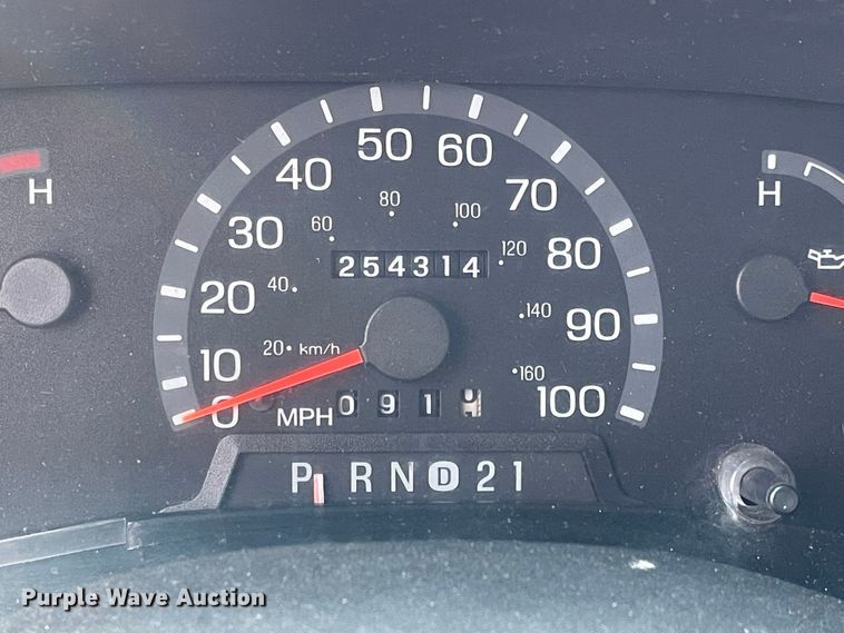 image for item MU9208 2002 Ford E350 Super Duty  box truck