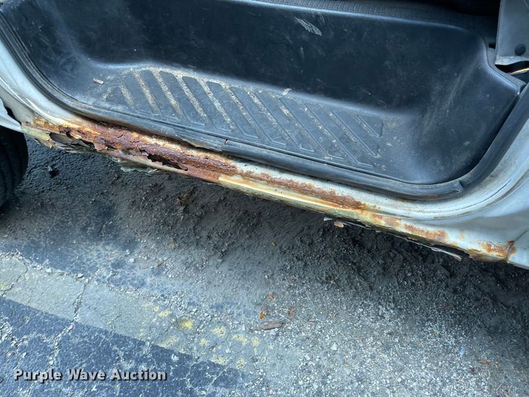 image for item MU9208 2002 Ford E350 Super Duty  box truck