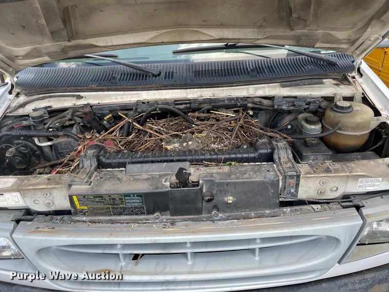 image for item MU9208 2002 Ford E350 Super Duty  box truck