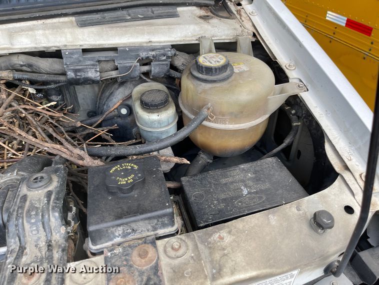 image for item MU9208 2002 Ford E350 Super Duty  box truck