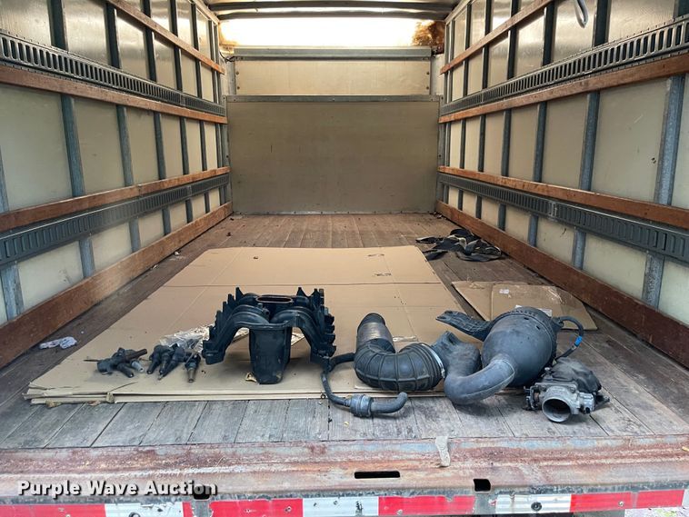 image for item MU9208 2002 Ford E350 Super Duty  box truck