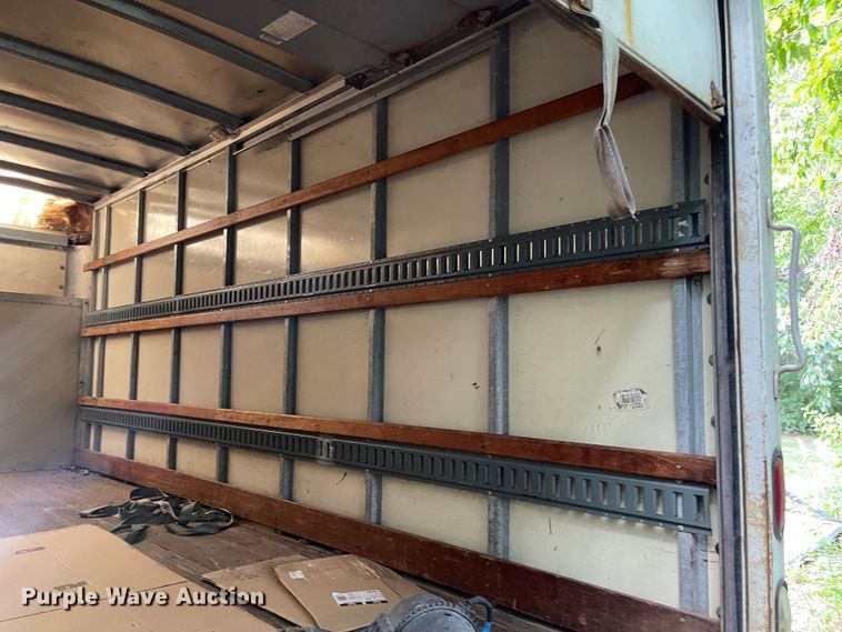 image for item MU9208 2002 Ford E350 Super Duty  box truck