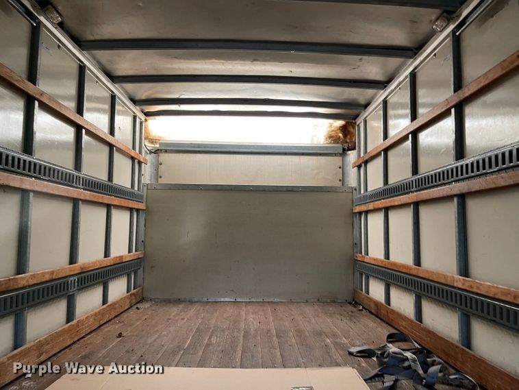 image for item MU9208 2002 Ford E350 Super Duty  box truck