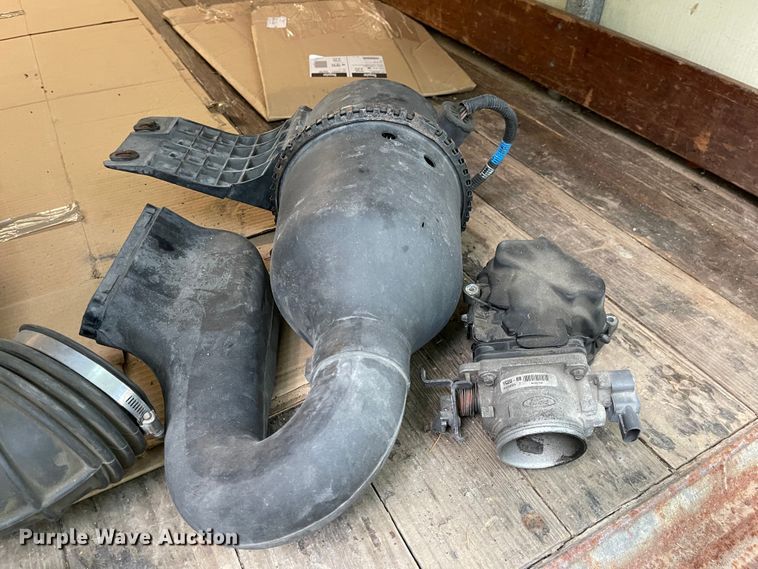 image for item MU9208 2002 Ford E350 Super Duty  box truck